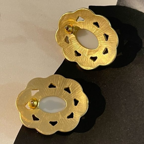 ✨Gorgeous Pearl Stud Earrings Vintage Style - Picture 3 of 3